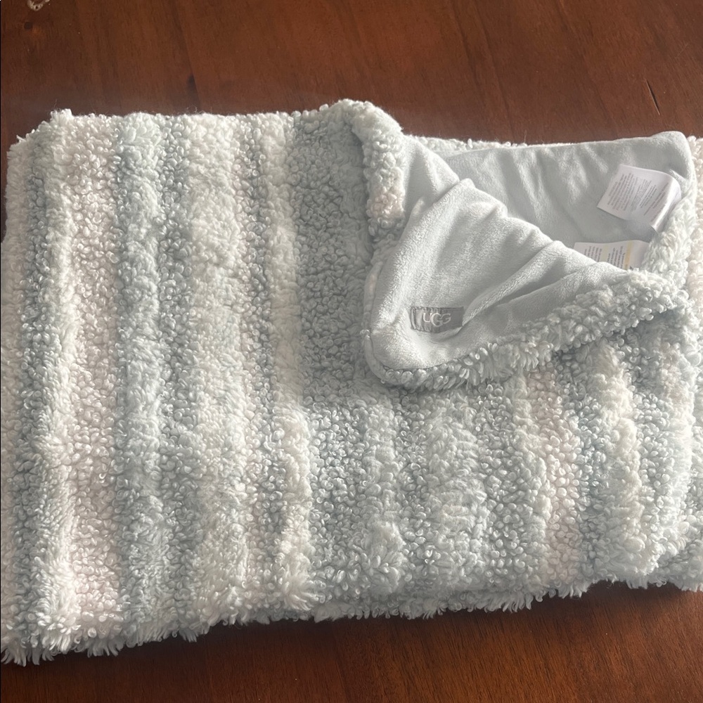 UGG Cozy Sherpa baby blanket  in Light blue  and White